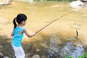 釣り人のいるところでは水遊びさせない