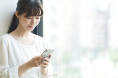 スマホを使う女性