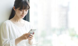 スマホを使う女性